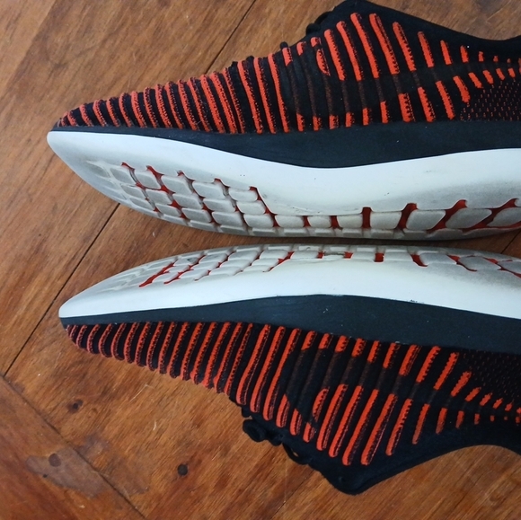 Nike Roshe Two Flyknit Red And Black Men 9.5 - Picture 5 of 7